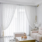 Rideaux élégants pour salon moderne, apportant une touche de sophistication avec un design raffiné. Parfaits pour un intérieur lumineux et accueillant. Idéal pour décorer votre espace de vie avec style et élégance.