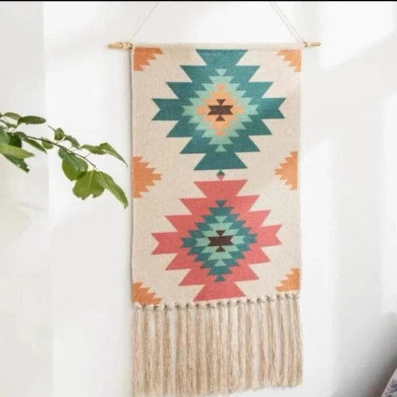 Décoration murale bohème avec motifs géométriques colorés, idéale pour apporter une touche ethnique à votre intérieur. Tenture suspendue avec franges, parfait accent décoratif pour une ambiance chaleureuse et originale.