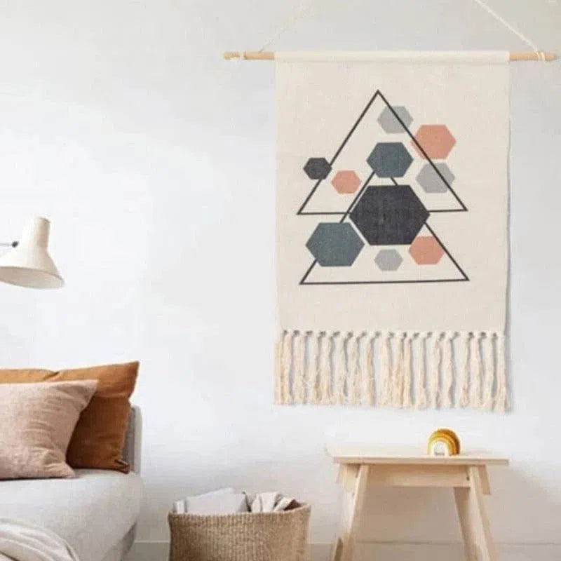 Décoration murale géométrique suspendue, idéale pour un intérieur moderne et épuré. Ce design minimaliste avec motifs hexagonaux et triangulaires offre une touche artistique tout en restant discret. Parfait pour agrémenter un salon, une chambre ou un bureau, ce tapis mural apporte une harmonie visuelle et s’intègre facilement dans tout espace de vie contemporain.