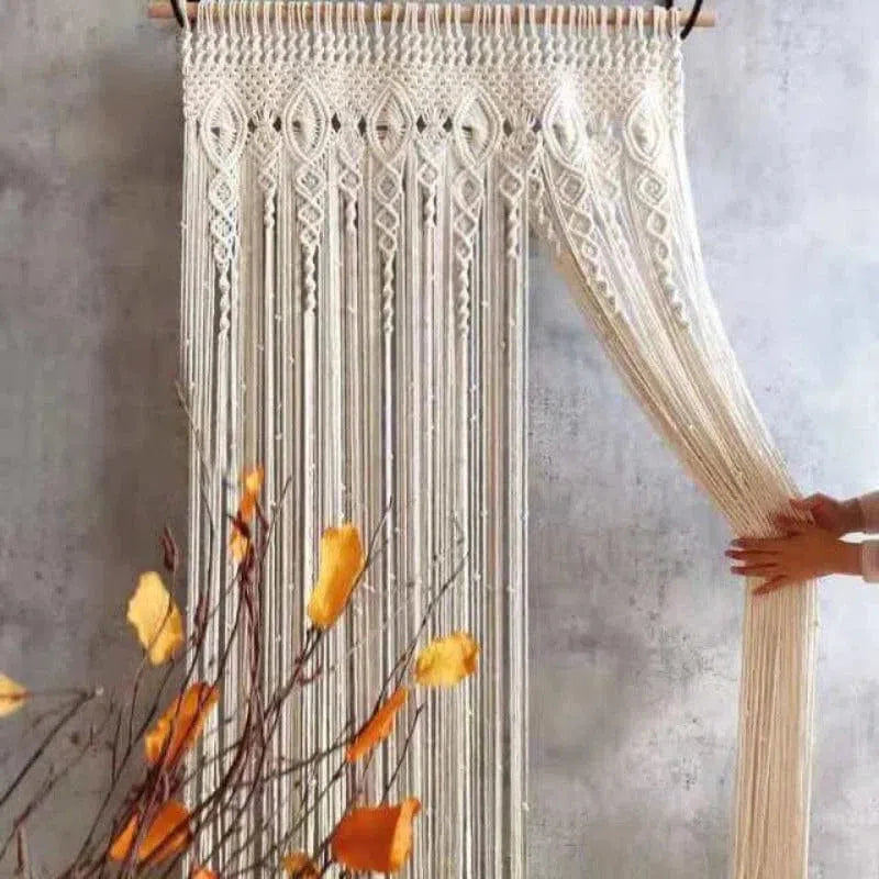 Décoration murale suspendue en macramé, parfait pour ajouter une touche bohème à votre intérieur. Design texturé raffiné avec détails complexes, idéal pour embellir un salon ou une chambre. Accessoire décoratif tendance pour un espace chaleureux et accueillant.