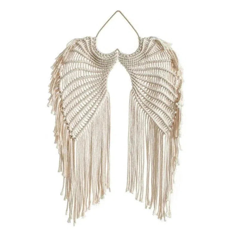 Décoration murale en macramé en forme d'ailes, idéale pour ajouter une touche bohème à votre intérieur. Style artisanal raffiné avec des détails frangés, parfait pour une chambre, un salon ou une entrée. Élégance et originalité pour sublimer vos murs.