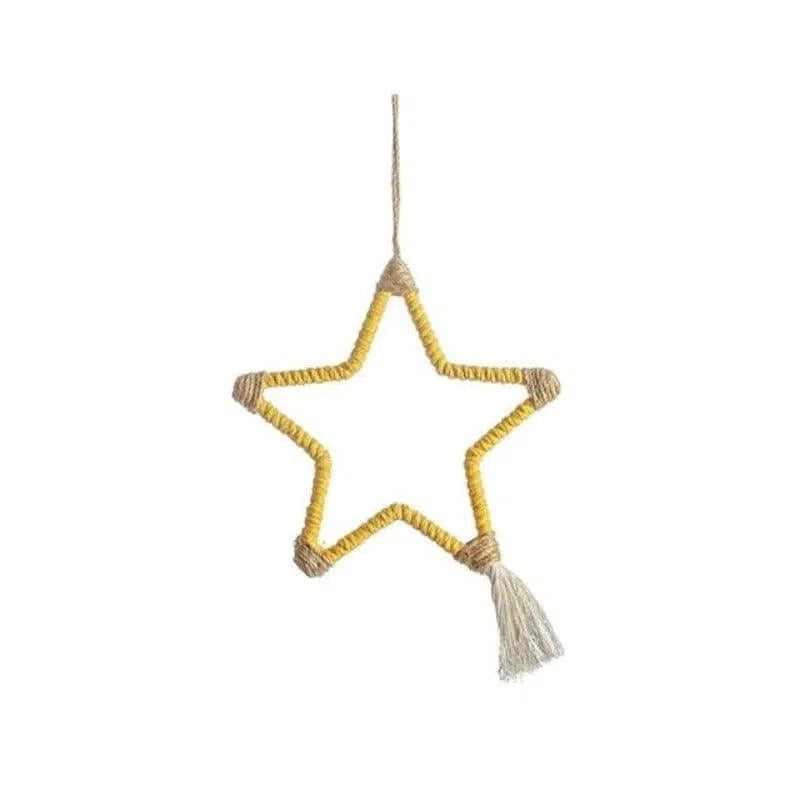 Décoration murale étoile jaune avec pompon, idéale pour embellir la chambre d'enfant ou l'espace de jeu. Charmant et original, cet ornement en forme d'étoile ajoute une touche ludique et élégante à votre intérieur. Parfait pour un cadeau déco ou pour personnaliser votre maison avec style.