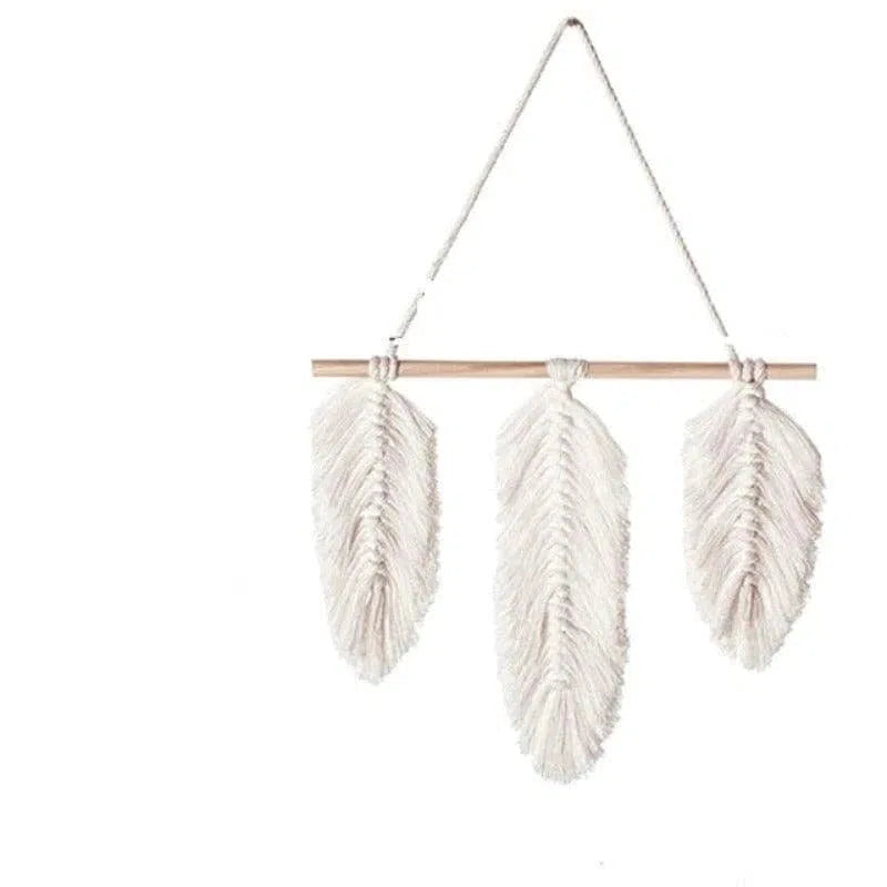 Décoration murale bohème avec plumes suspendues, idéale pour ajouter une touche artisanale à votre intérieur. Élégant et stylé, cet élément décoratif s'adapte parfaitement aux salons, chambres ou espaces de détente, apportant une ambiance chaleureuse et artistique.
