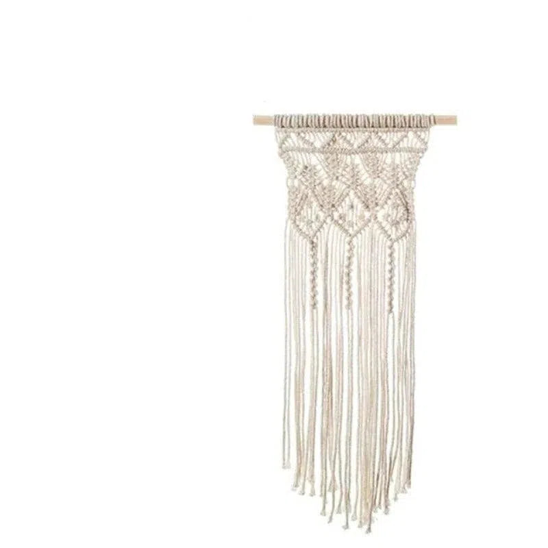 Décoration murale bohème en macramé, idéale pour ajouter une touche artisanale et naturelle à votre intérieur. Design élégant avec motifs tressés, parfait pour une chambre, un salon ou un bureau. Accessoire de décoration tendance qui s'intègre harmonieusement dans un style scandinave ou boho chic. Convient pour personnaliser et enrichir votre espace de vie avec charme et simplicité.