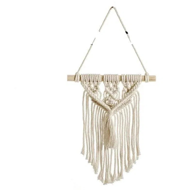 Décoration murale bohème chic en macramé, parfaite pour ajouter une touche artistique et naturelle à votre intérieur. Ce tissage mural est idéal pour le salon, la chambre ou n'importe quel espace où vous souhaitez intégrer un élément décoratif harmonieux et élégant. Installation facile avec sa corde de suspension, ce macramé attirera les regards et complétera parfaitement votre décoration intérieure. Cadeau parfait pour les amateurs de design d'intérieur et de style bohème.