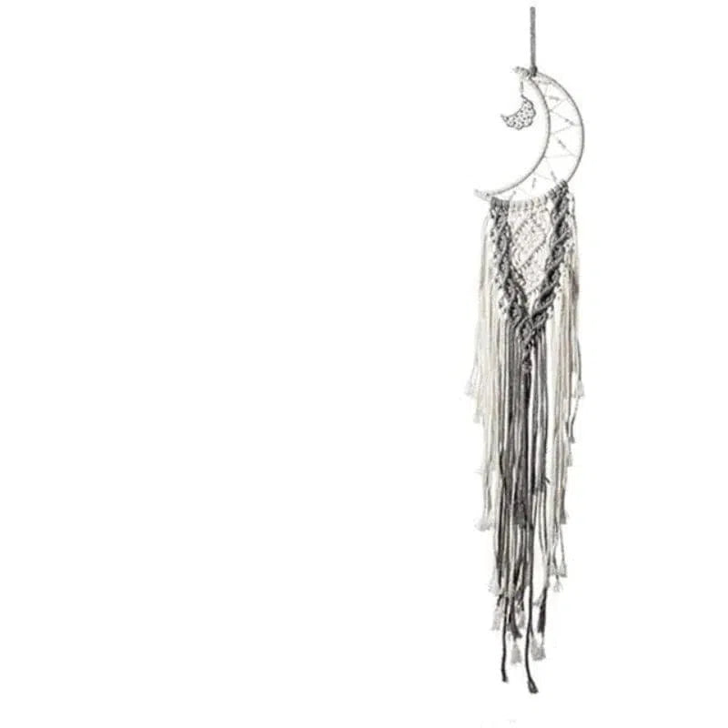 Décoration murale élégante attrape-rêves en forme de lune, ornée de longs fils tressés pour un style bohème chic. Idéal pour personnaliser votre intérieur avec une touche onirique et apaisante, parfait pour une chambre ou un salon. Accessoire de décoration design et tendance.