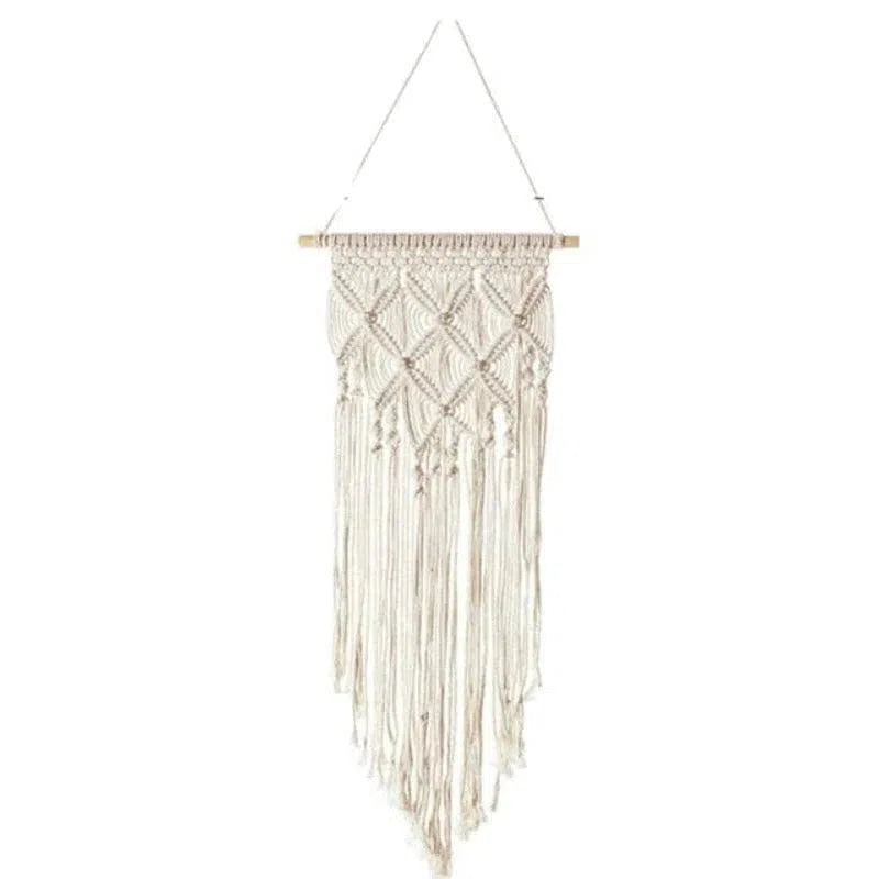 Décoration murale bohème en macramé, design avec motifs géométriques et franges longues, idéale pour ajouter une touche artisanale et chaleureuse à votre intérieur. Parfaite pour une chambre, un salon ou un espace de détente, cette pièce unique est suspendue par un support discret et apporte une ambiance naturelle à votre décoration.