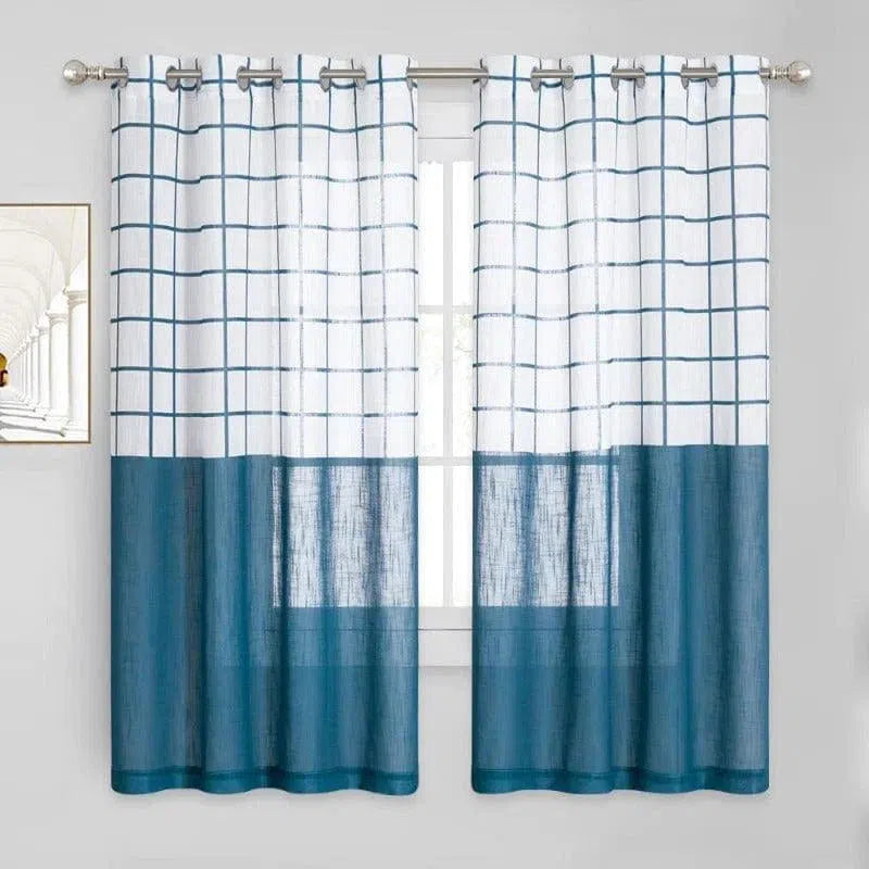 Rideaux modernes avec motif géométrique à carreaux bleus et empiècement uni, parfaits pour ajouter une touche chic et contemporaine à votre intérieur. Idéal pour le salon ou la chambre, ce design élégant et épuré complète harmonieusement tout type de décoration. Faciles à installer grâce à des œillets métalliques robustes pour une utilisation pratique et esthétique.