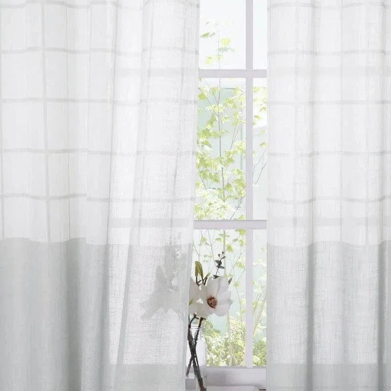 Rideaux blancs transparents laissant entrer la lumière naturelle, parfaits pour une décoration intérieure élégante et lumineuse, idéal pour créer une ambiance paisible et accueillante dans votre salon ou chambre à coucher.