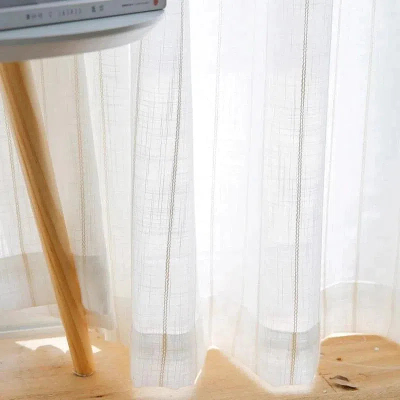 Voilage élégant et lumineux pour fenêtres, accessoire décoratif idéal pour apporter légèreté et style à votre intérieur. Rayures verticales subtiles, ajoutant une touche moderne et raffinée à votre salon ou chambre à coucher. Optimise la luminosité naturelle tout en préservant l'intimité.