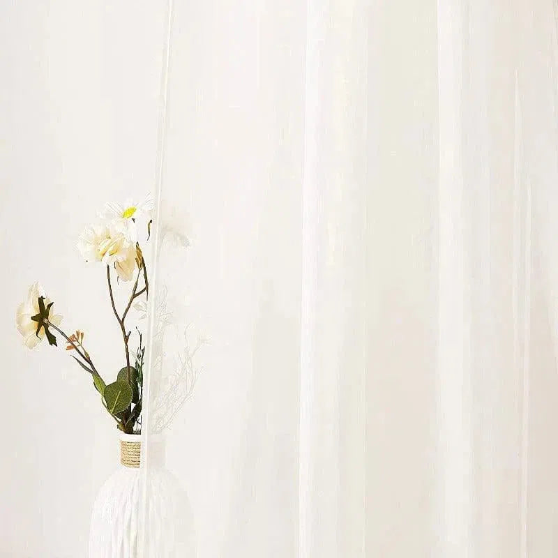 Voilage blanc élégant avec vase décoratif et fleurs délicates, ajoutant une touche de sophistication et de légèreté à tout intérieur. Ambiance épurée et naturelle pour sublimer votre espace de vie.