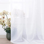 Rideau blanc élégant avec un motif floral subtil, parfait pour apporter une touche de douceur à votre intérieur. Ce rideau léger laisse passer la lumière tout en préservant votre intimité. Idéal pour les salons modernes ou les chambres paisibles, il s'harmonise facilement avec une décoration naturelle. Un choix raffiné pour créer une ambiance sereine chez vous.