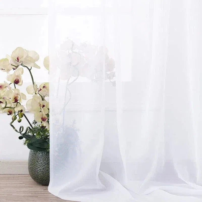 Rideau blanc élégant avec un motif floral subtil, parfait pour apporter une touche de douceur à votre intérieur. Ce rideau léger laisse passer la lumière tout en préservant votre intimité. Idéal pour les salons modernes ou les chambres paisibles, il s'harmonise facilement avec une décoration naturelle. Un choix raffiné pour créer une ambiance sereine chez vous.