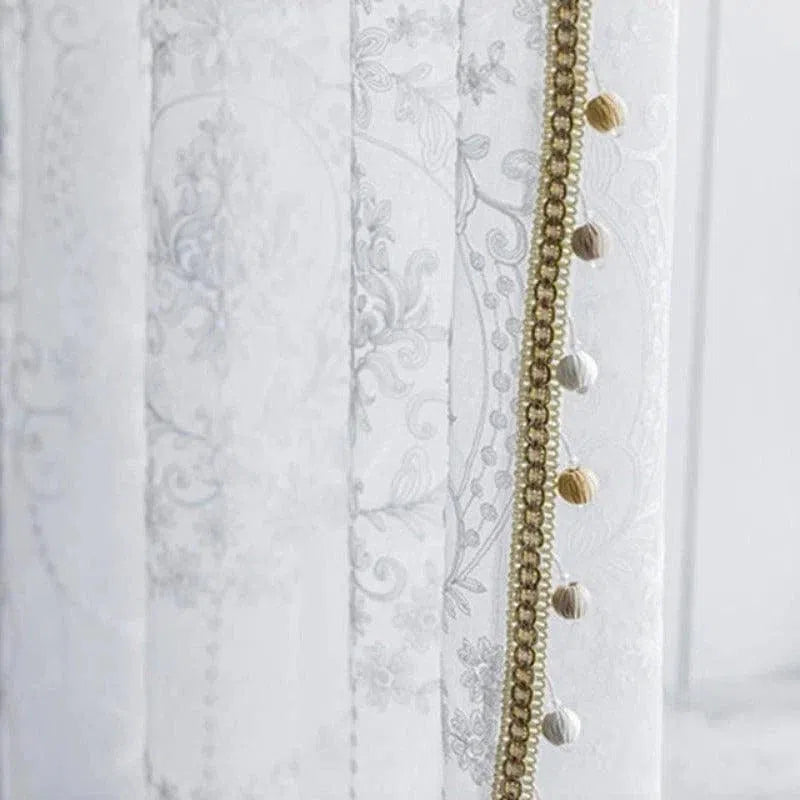 Rideau élégant avec motifs floraux délicats et bordure décorative à pompons, parfait pour ajouter une touche de raffinement à votre intérieur. Idéal pour habiller les fenêtres du salon ou de la chambre tout en laissant passer la lumière. Embellissez votre espace avec ce design aux détails soigneusement travaillés pour un effet chic et subtil.