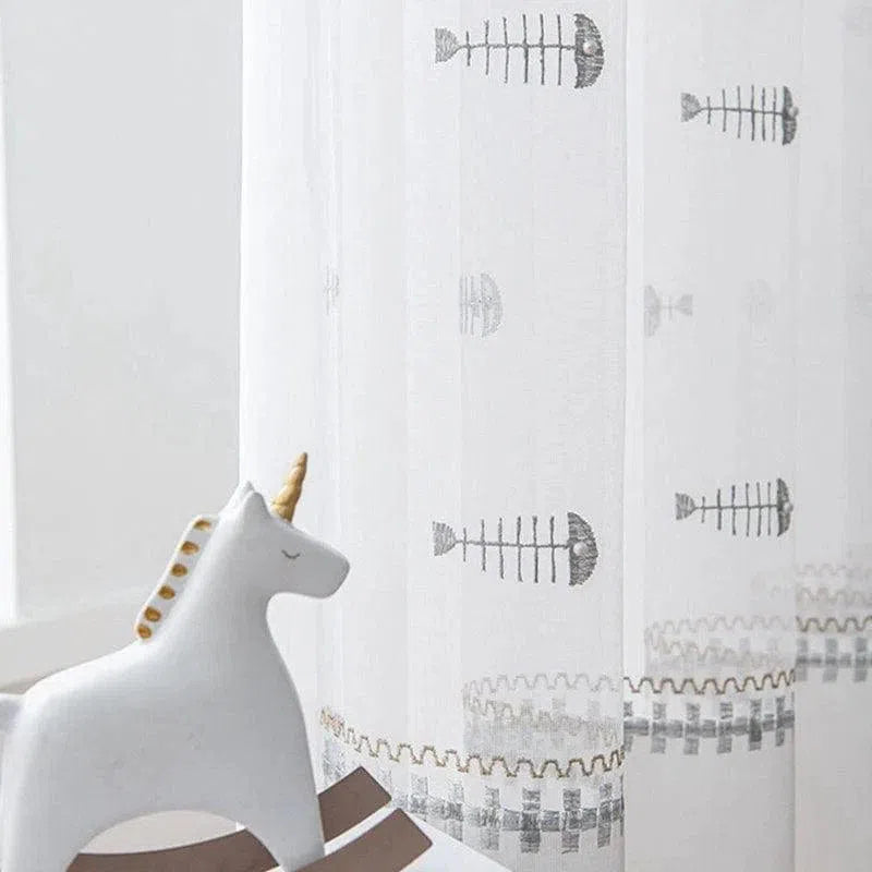 Rideau décoratif blanc pour chambre d'enfant avec motif original de squelettes de poisson, offrant une ambiance ludique et moderne. Parfait pour ajouter une touche créative à la décoration intérieure de la chambre des enfants. Ajoutez une touche d'originalité avec ce rideau unique et amusant.