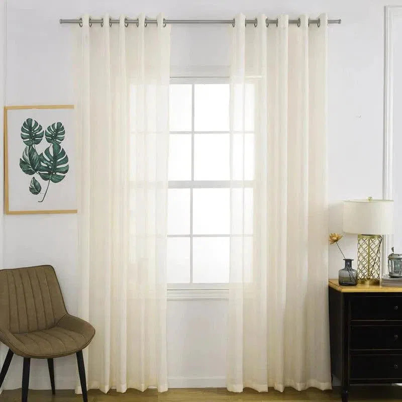 Rideau blanc transparent élégant pour salon, offrant une ambiance lumineuse et délicate, idéal pour les intérieurs modernes. Parfait pour filtrer la lumière tout en préservant l'intimité. Design discret et épuré, s'harmonisant avec divers styles de décoration. Complétez votre espace avec une touche chic et sophistiquée.