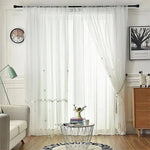 Voilage blanc délicat dans un salon moderne avec une décoration minimaliste. Apporte lumière et élégance à l'intérieur. Rideaux transparents parfaits pour un style épuré et chic. Ambiance lumineuse et accueillante.