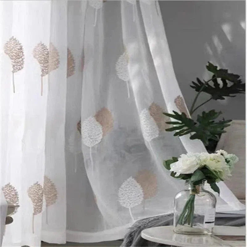 Voilage élégant avec motifs feuillus, idéal pour ajouter une touche moderne et naturelle à votre décoration intérieure. Parfait pour le salon ou la chambre, ce rideau transparent laisse passer la lumière tout en préservant l'intimité. Transformez votre espace avec ce design chic et subtil.