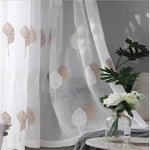 Voilage élégant avec motifs feuillus, idéal pour ajouter une touche moderne et naturelle à votre décoration intérieure. Parfait pour le salon ou la chambre, ce rideau transparent laisse passer la lumière tout en préservant l'intimité. Transformez votre espace avec ce design chic et subtil.