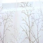 Voilage décoratif blanc avec motif arbre, idéal pour apporter une touche élégante et naturelle à votre intérieur. Parfait pour adoucir la lumière tout en préservant l'intimité. Convient aux salons, chambres ou bureaux. Design moderne et épuré.