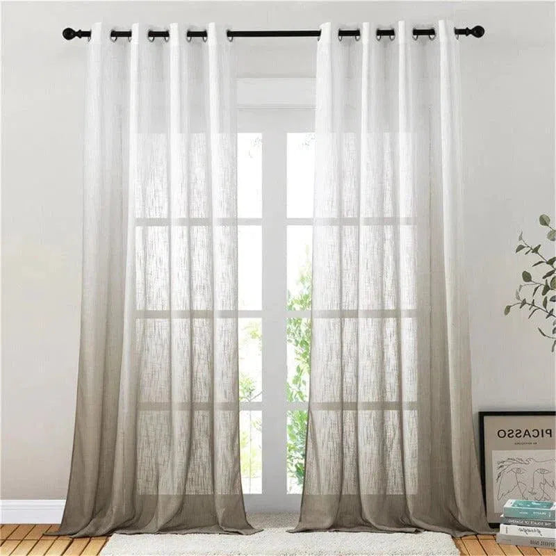Rideaux transparents élégants pour salon moderne, ajoutant une touche de luminosité et de sophistication. Fixés à une tringle noire, ils filtrent délicatement la lumière, créant une ambiance apaisante et accueillante. Parfaits pour améliorer l'esthétique intérieure tout en conservant une atmosphère lumineuse. Idéal pour décorer une grande baie vitrée, harmonisant simplicité et style contemporain.