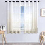 Rideau élégant pour salon, style contemporain, couleur blanche, installé devant une grande fenêtre avec vue dégagée, parfait pour laisser entrer la lumière naturelle. Idéal pour ajouter une touche moderne et aérée à votre intérieur. Convient pour un usage domestique, améliorez votre décoration d'intérieur avec cette parure tendance.