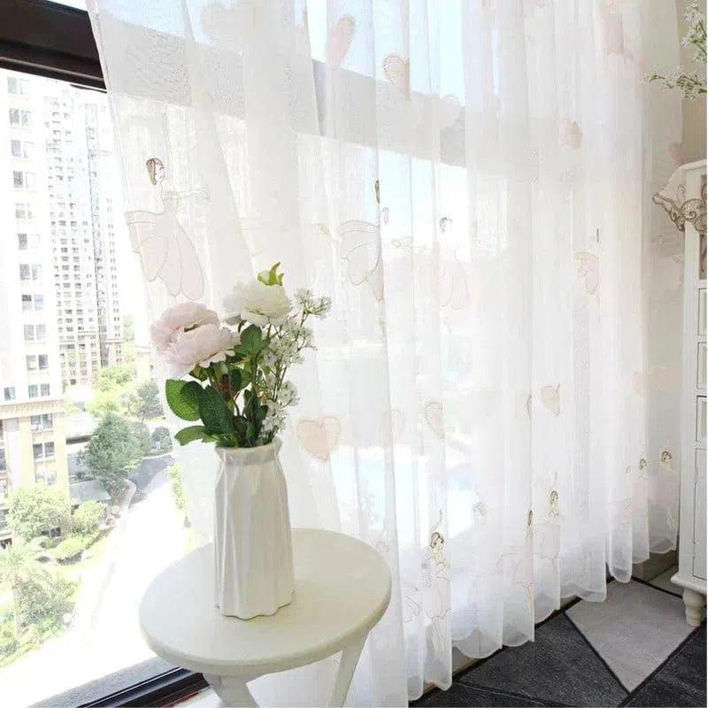 Voilage transparent décoratif pour salon, motif délicat de danseuses, laissant entrer la lumière naturelle. Idéal pour embellir vos fenêtres tout en créant une ambiance chaleureuse. Accessoire parfait pour les intérieurs modernes.