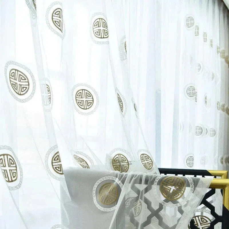 Rideaux élégants transparents avec motifs géométriques circulaires dorés, parfaits pour ajouter une touche de sophistication à votre intérieur. Ce voile de fenêtre orné offre une ambiance lumineuse tout en préservant l'intimité, idéal pour le salon ou la chambre. Élément de décoration moderne combinant style et fonctionnalité.