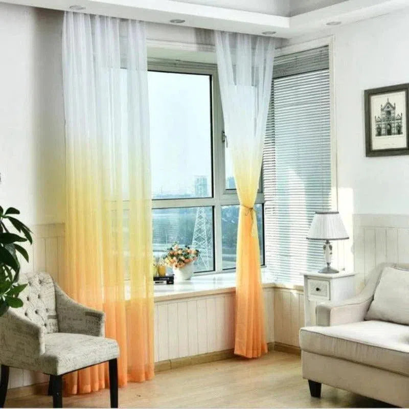 Rideaux dégradés jaune et orange pour salon moderne, ajoutant une touche lumineuse et élégante à la décoration intérieure. Idéal pour maximiser la lumière naturelle tout en assurant l'intimité. Transformez votre espace de vie avec ces voilages tendance et contemporains. Accessoire déco parfait pour un look frais et accueillant.