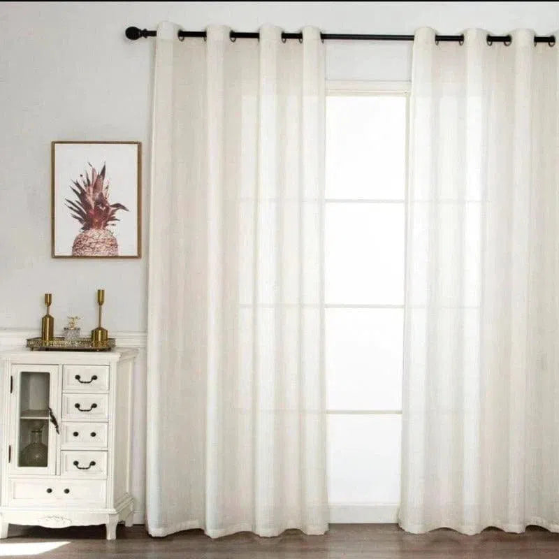 Rideaux blancs élégants pour salon, accentuent la luminosité et l'espace. Parfaits pour une décoration intérieure moderne, ajoutent une touche de sophistication. Idéal pour un aménagement chic et raffiné.
