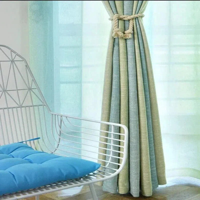 Rideaux élégants vert doux et bleu, idéaux pour ajouter une touche moderne à votre salon. Avec une chaise design blanche et un coussin bleu, cet ensemble crée une atmosphère relaxante et contemporaine. Accessoire parfait pour habiller vos fenêtres tout en douceur et style.