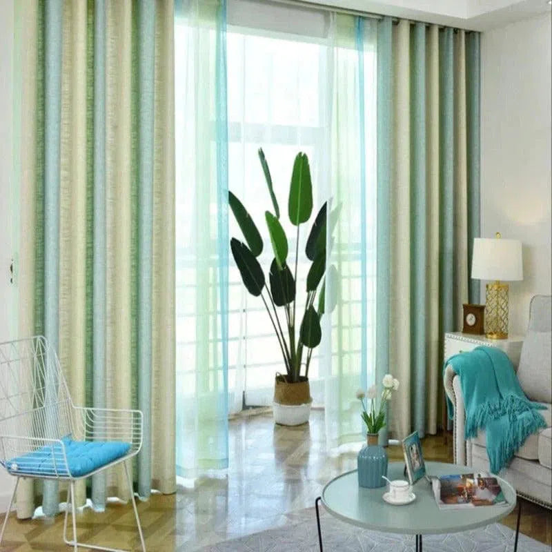 Rideau moderne dans un salon élégant, combinant des tonalités vertes et beiges pour une ambiance apaisante et rafraîchissante. Décoration intérieure incluant une plante verte et des accessoires de couleur turquoise, parfaits pour un espace lumineux et accueillant. Idéal pour ajouter une touche contemporaine à votre maison.