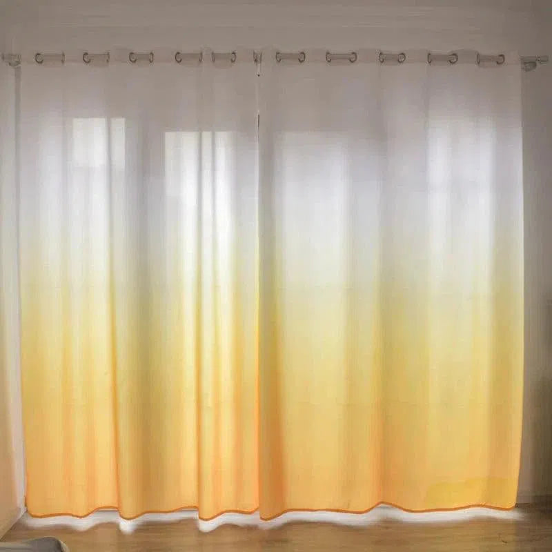Rideau dégradé jaune et blanc, idéal pour illuminer votre salon avec élégance. Ajouter une touche de modernité à votre intérieur tout en filtrant subtilement la lumière du jour. Parfait pour une ambiance chaleureuse et accueillante. Facile à installer grâce à ses œillets pratiques.