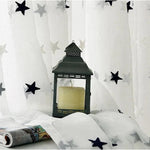 Lanternes décoratives modernes avec bougie, parfaites pour créer une ambiance chaleureuse dans votre intérieur. Ces lanternes élégantes, entourées de motifs étoilés, ajoutent une touche de charme et d'élégance à n'importe quelle pièce. Idéales pour les soirées romantiques ou les moments de détente, elles illuminent votre espace avec douceur et style.