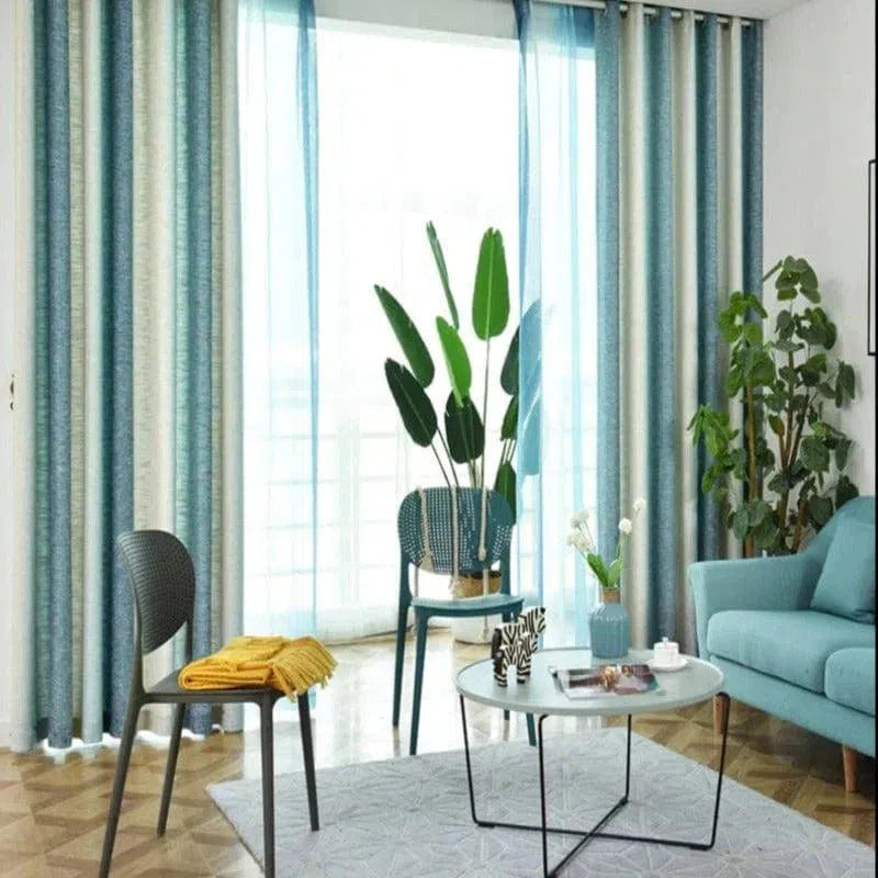 Salon moderne avec rideaux bleu-vert, décoration épurée et plantes vertes; ambiance lumineuse et accueillante; mobilier contemporain incluant un canapé turquoise, une table basse ronde et des chaises design; intérieur idéal pour un espace de vie serein.