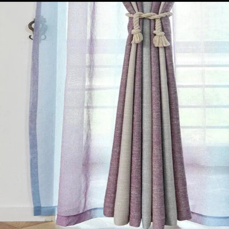 Rideaux élégants à double teinte violette et grise, parfaits pour ajouter une touche de sophistication à votre intérieur. Accessoire décoratif idéal pour le salon ou la chambre, ces rideaux offrent une ambiance chaleureuse et accueillante tout en jouant délicatement avec la lumière naturelle.
