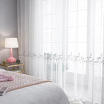 Voilage blanc avec motifs élégants pour chambre à coucher, apportant luminosité et modernité à la décoration intérieure. Parfait pour filtrer la lumière naturelle tout en préservant l'intimité. Accessoire idéal pour une ambiance cosy et raffinée.
