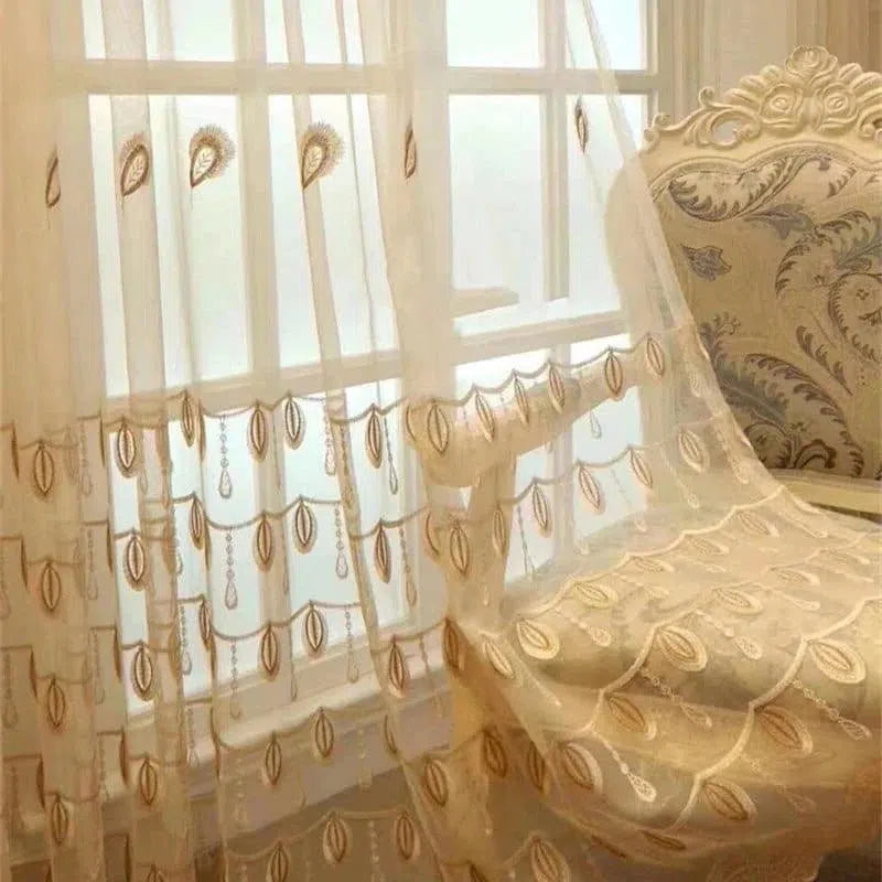 Rideau élégant avec motifs brodés, idéal pour apporter une touche décorative sophistiquée à votre intérieur. Parfait pour filtrer la lumière tout en ajoutant du style à votre salon ou chambre. Design raffiné qui s'intègre harmonieusement à tout type de décoration.