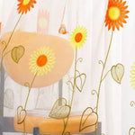 Rideau décoratif à motifs floraux colorés avec dessins de fleurs oranges et jaunes, idéal pour apporter une touche de fraîcheur et de vitalité à vos espaces de vie. Parfait pour décorer fenêtres de salon ou chambre avec élégance et style moderne.