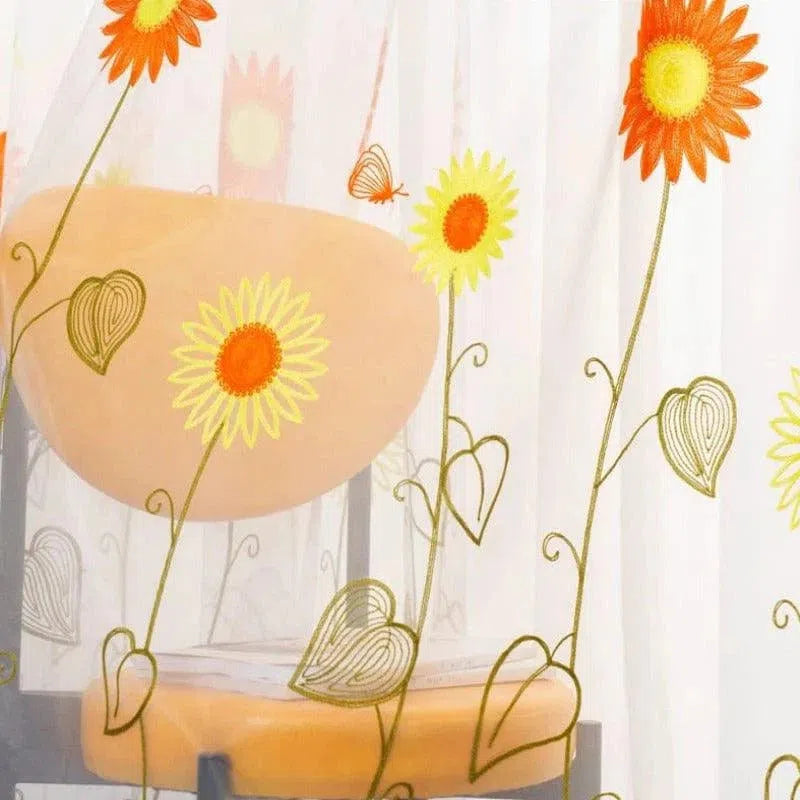 Rideau décoratif à motifs floraux colorés avec dessins de fleurs oranges et jaunes, idéal pour apporter une touche de fraîcheur et de vitalité à vos espaces de vie. Parfait pour décorer fenêtres de salon ou chambre avec élégance et style moderne.