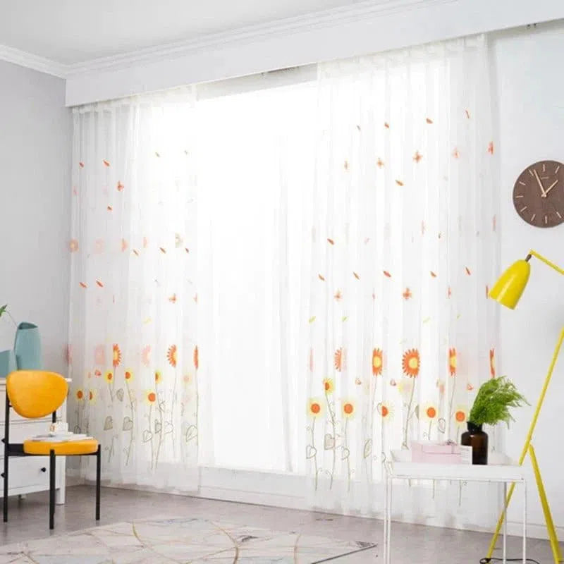 Voilage blanc à motifs floraux colorés pour décoration intérieure moderne, apportant une ambiance lumineuse et printanière à votre salon, idéal pour filtrer délicatement la lumière tout en ajoutant une touche décorative élégante. Convient parfaitement aux espaces lumineux et contemporains.