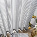 Rideaux plissés blancs élégants pour intérieur moderne, ajoutent une touche de sophistication à n'importe quelle pièce, tout en contrôlant efficacement la lumière naturelle. Idéals pour salon, chambre ou bureau, ces rideaux créent une ambiance chaleureuse et accueillante. Décoration contemporaine et minimaliste.