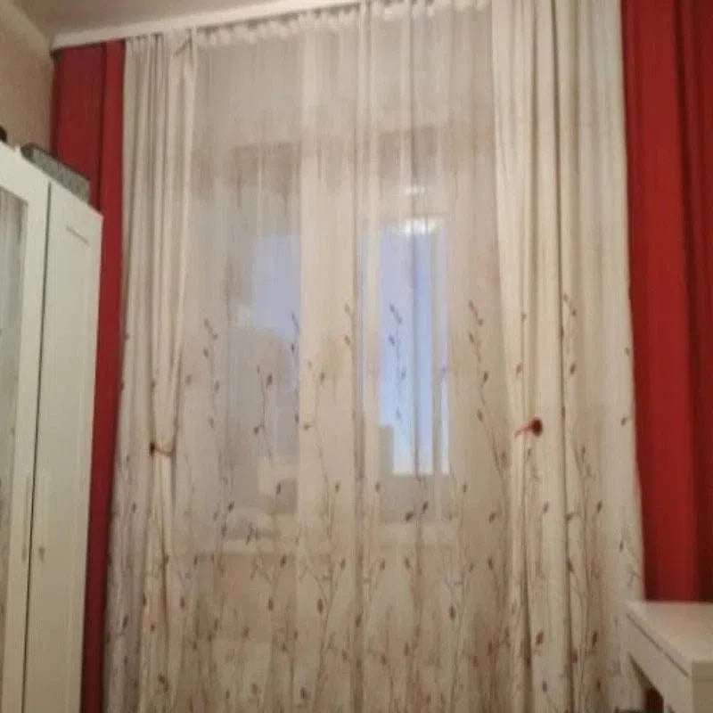 Rideaux élégants avec motifs floraux pour décoration intérieure, en blanc et rouge, parfaits pour ajouter une touche raffinée à votre salon ou chambre. Ces rideaux offrent une combinaison parfaite de style et de fonctionnalité, permettant de moduler la lumière tout en embellissant votre espace de vie avec leur design contemporain.