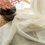 Tenture élégante translucide blanche pour déco intérieure, ajoutant une touche de douceur et de luminosité à votre salon ou chambre. Parfaite pour créer une ambiance chaleureuse et accueillante. Idéale pour les maisons modernes et classiques, elle apporte élégance et raffinement.