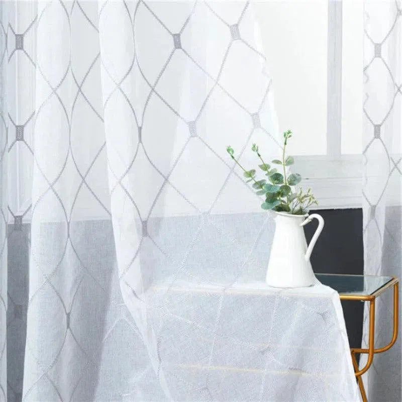 Voilage décoratif avec motif géométrique, idéal pour habiller élégamment vos fenêtres et ajouter une touche de modernité à votre salon. Accessoire parfait pour filtrer la lumière tout en créant une ambiance chaleureuse et aérée.