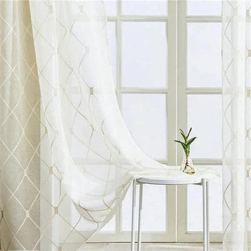 Rideaux transparents élégants avec motif géométrique, parfaits pour ajouter une touche moderne à votre intérieur tout en permettant à la lumière naturelle de filtrer doucement. Idéal pour les salons ou chambres, ces rideaux apportent une ambiance lumineuse et aérée à votre espace de vie. Disponibles en blanc pour s'harmoniser avec de nombreux styles de décoration.