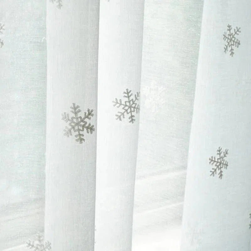 Voilage décoratif blanc avec motifs de flocons de neige pour une ambiance hivernale élégante. Idéal pour embellir votre intérieur tout en laissant filtrer la lumière naturelle. Accessoire parfait pour créer une atmosphère chaleureuse et festive pendant la saison des fêtes. Ajoutez une touche de charme nordique à vos fenêtres.