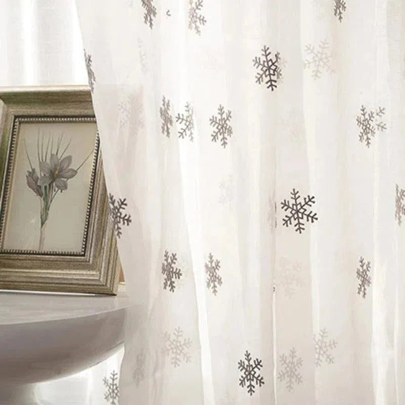 Rideau translucide avec motifs de flocons de neige, idéal pour ajouter une touche festive et élégante à votre intérieur. Parfait pour décorer une chambre, un salon, ou toute pièce nécessitant une ambiance légère et accueillante. Optimisé pour une décoration hivernale chic avec des motifs délicats.