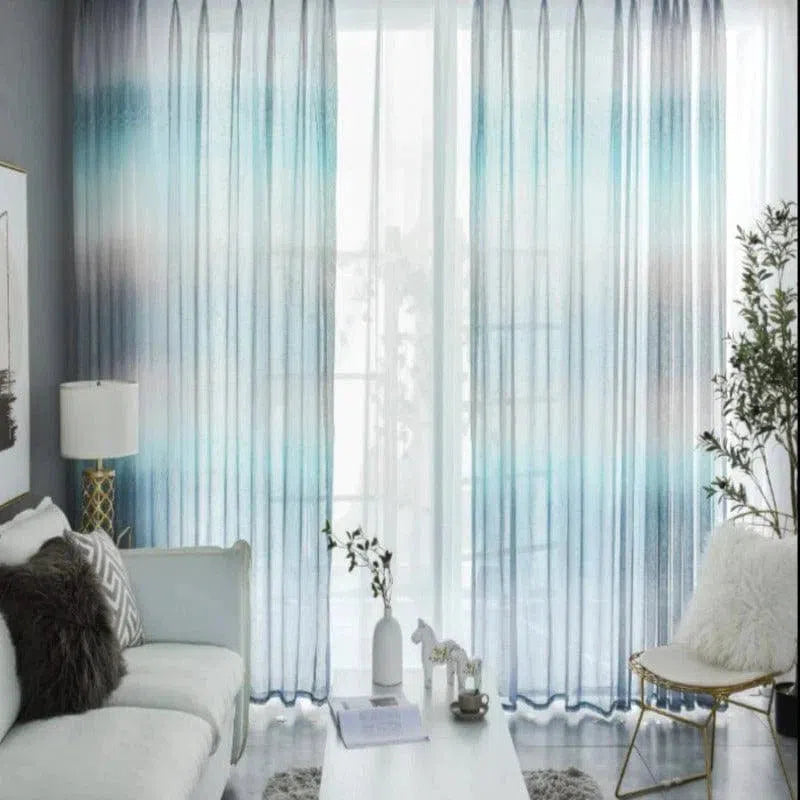 Rideaux élégants dégradés bleu clair et blanc dans un salon moderne. Décoration intérieure contemporaine avec une ambiance lumineuse et apaisante. Idéal pour habiller les fenêtres et ajouter une touche de style à votre pièce.