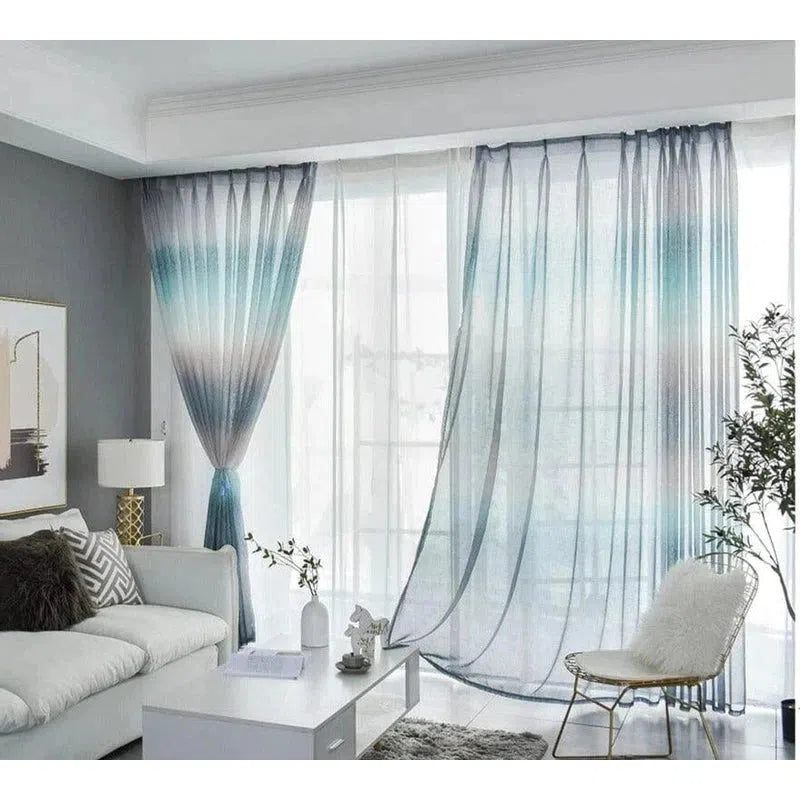 Rideaux dégradés bleu grisé élégants dans un salon moderne et lumineux, apportant une touche sophistiquée à la décoration d'intérieur avec une ambiance apaisante et tendance. Idéal pour sublimer votre espace de vie.